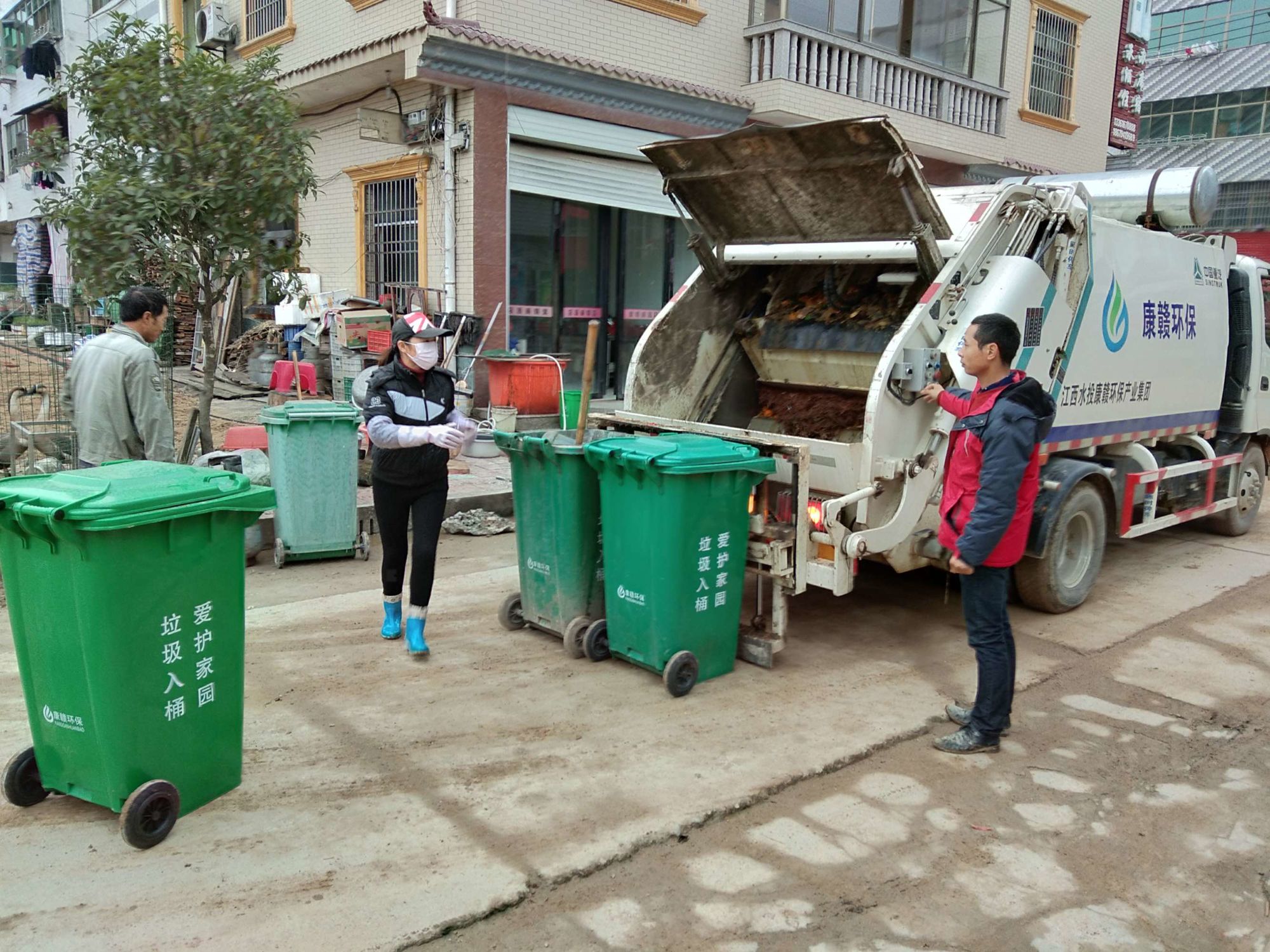 守護潔凈家園——康贛垃圾裝運車每日清運實錄